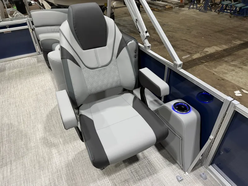Slide: The Image of Tahoe LTZ 200HP Quad Lounge 2385 Tritoon 2026 - 10