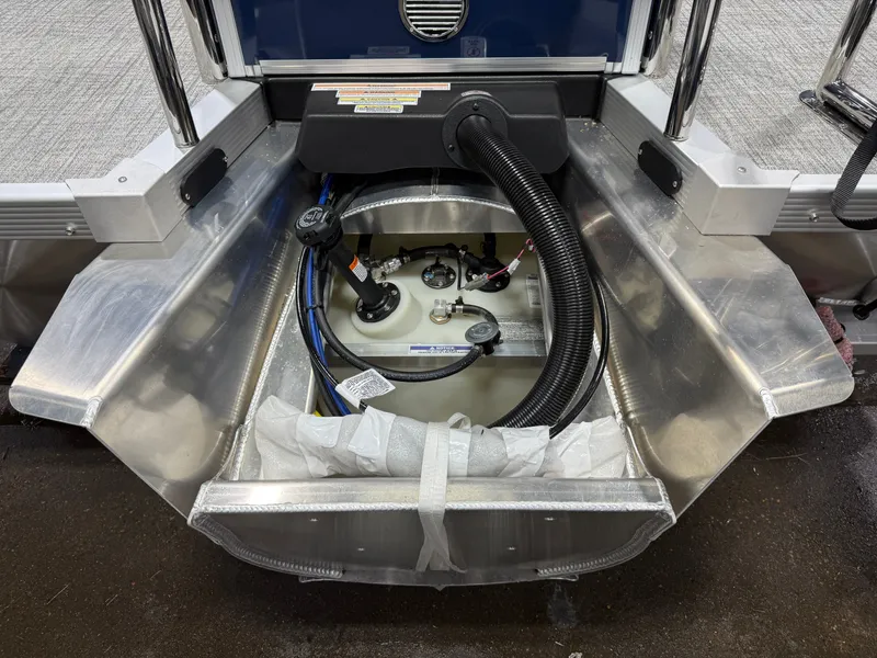 Slide: The Image of Tahoe LTZ 200HP Quad Lounge 2385 Tritoon 2026 - 43