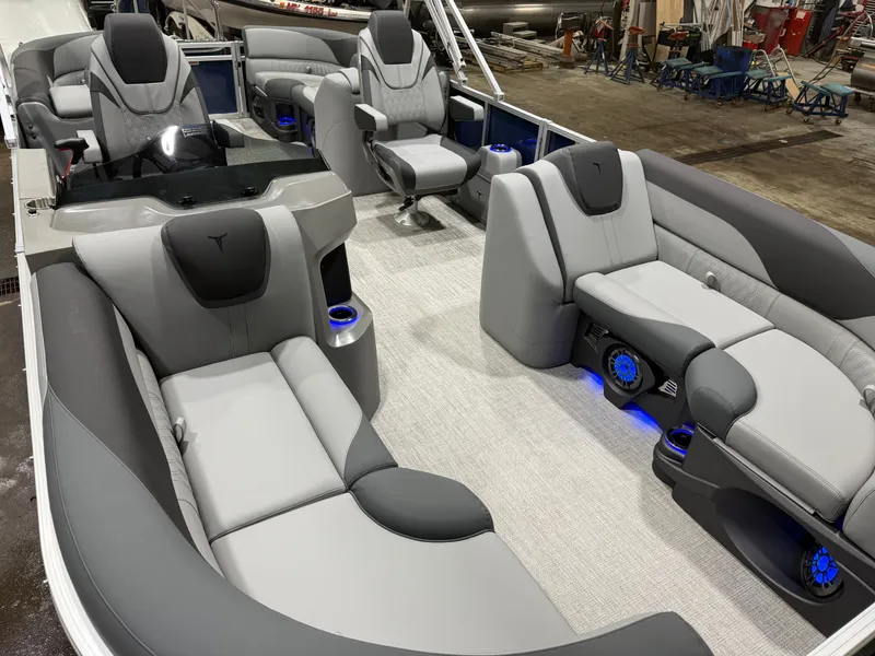 Slide: The Image of Tahoe LTZ 2385 Quad Lounge Tritoon & Honda 4-Stroke EFI 2026 - 31