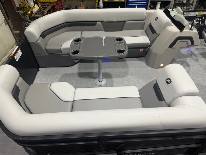 Slide: The Image of Princecraft Vectra 23 RL 2026 - 2