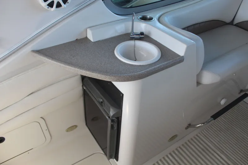 Slide: The Image of Four Winns 328 Vista 2004 - 14