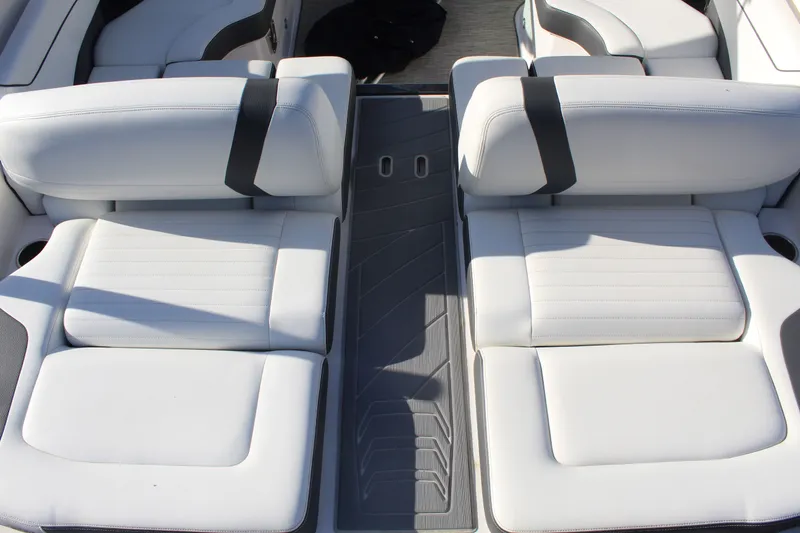 Slide: The Image of Regal 2300 Bowrider 2017 - 14