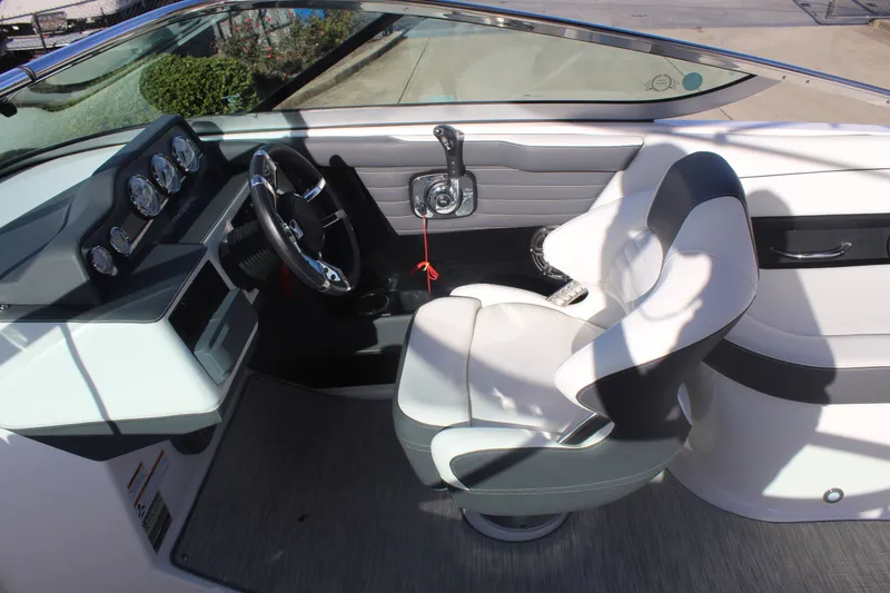 Slide: The Image of Regal 2300 Bowrider 2017 - 9