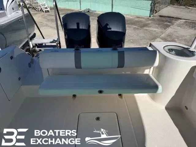 Slide: The Image of Robalo R272 Center Console 2019 - 4