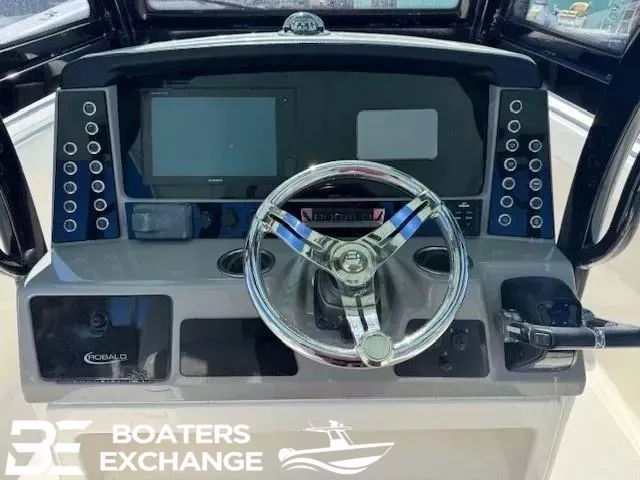 Slide: The Image of Robalo R272 Center Console 2019 - 7