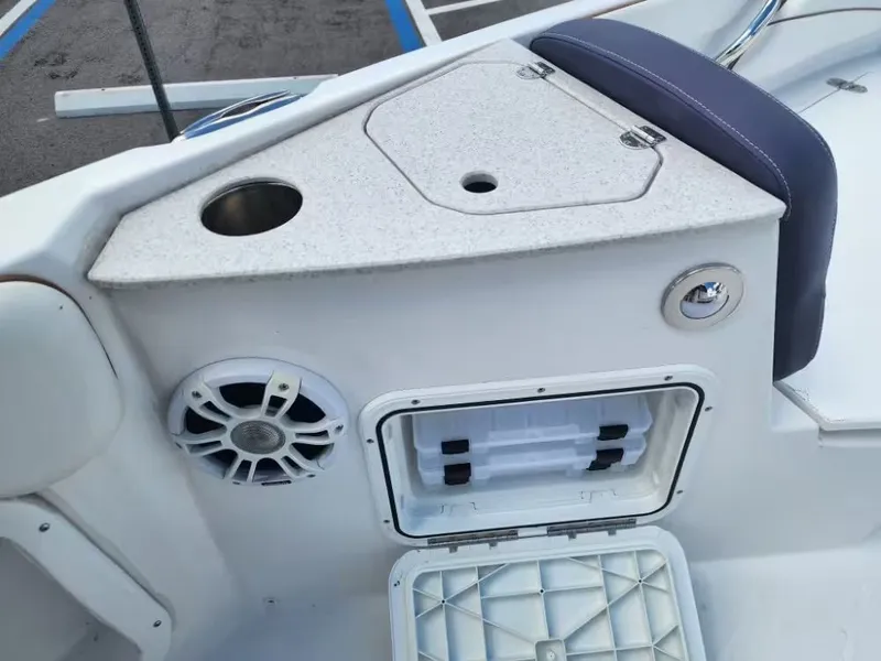 Slide: The Image of Stingray 206 CC 2025 - 11