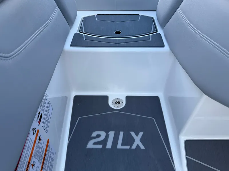 Slide: The Image of Malibu Wakesetter 21 LX 2026 - 667