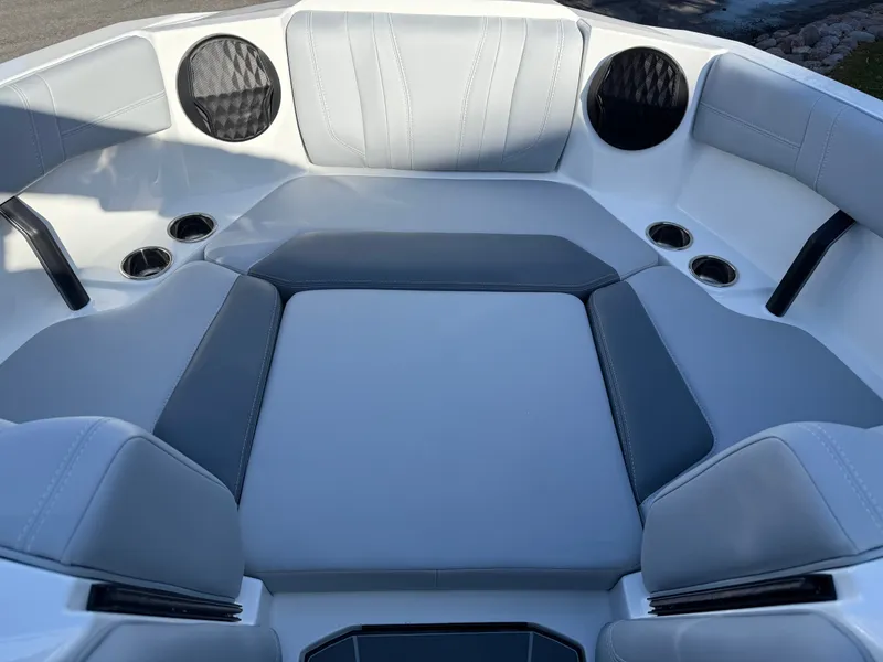 Slide: The Image of Malibu Wakesetter 21 LX 2026 - 806