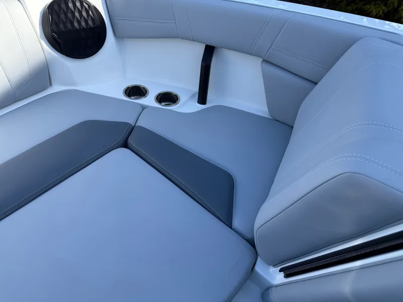 Slide: The Image of Malibu Wakesetter 21 LX 2026 - 807