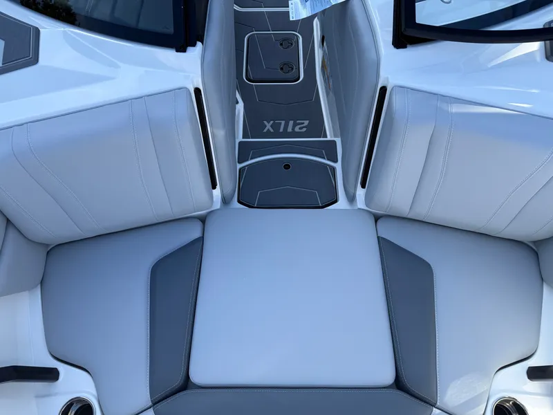 Slide: The Image of Malibu Wakesetter 21 LX 2026 - 808