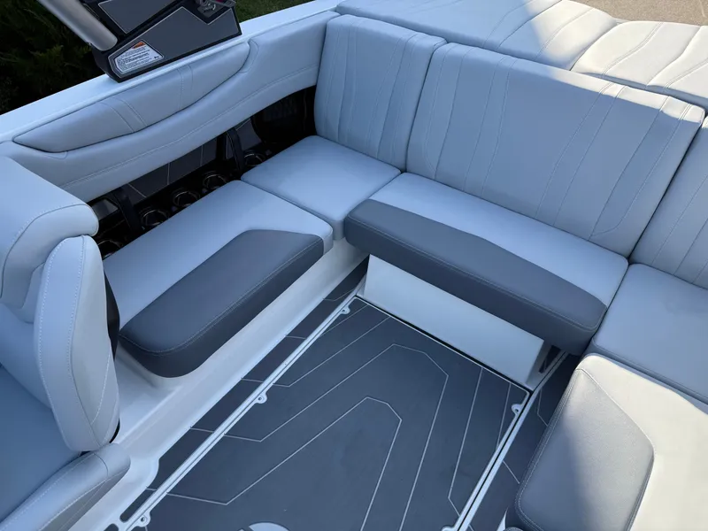 Slide: The Image of Malibu Wakesetter 21 LX 2026 - 870