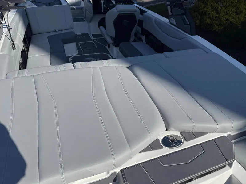 Slide: The Image of Malibu Wakesetter 21 LX 2026 - 872