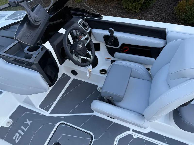 Slide: The Image of Malibu Wakesetter 21 LX 2026 - 985