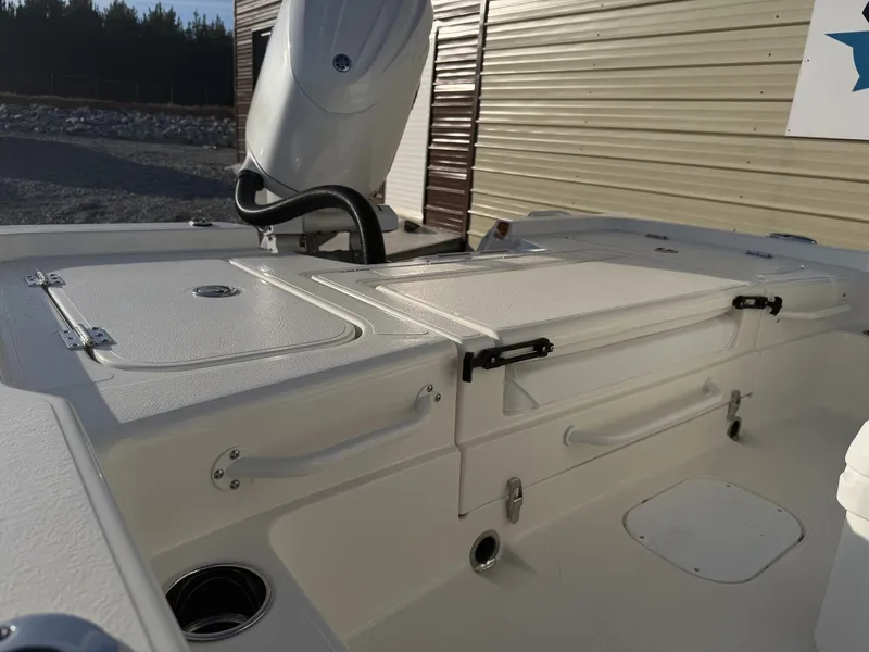 Slide: The Image of Skeeter SX221 2026 - 8