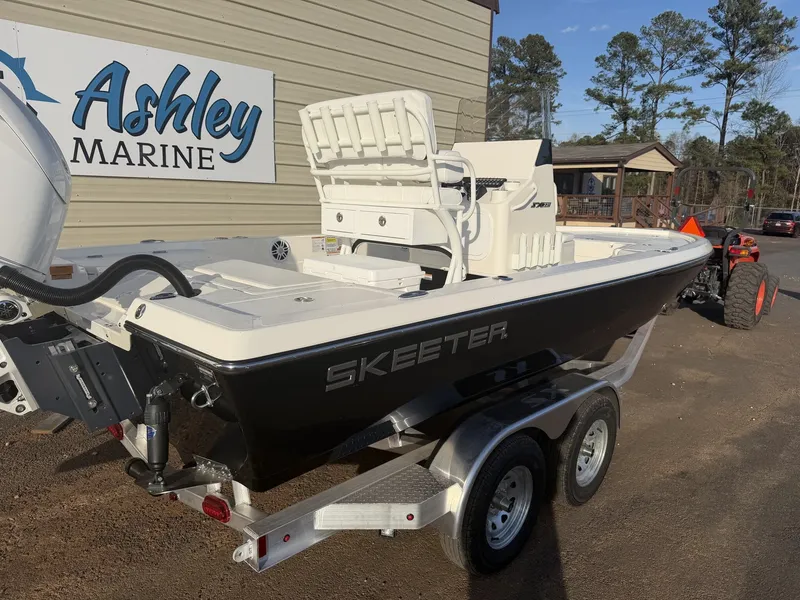 Slide: The Image of Skeeter SX221 2026 - 4