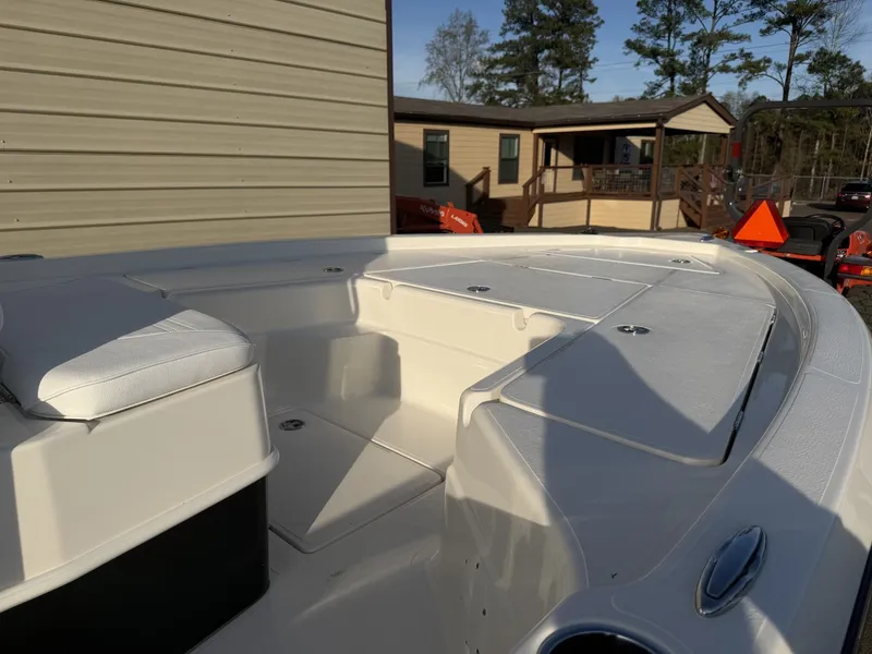 Slide: The Image of Skeeter SX221 2026 - 11