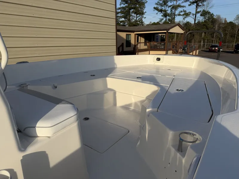 Slide: The Image of Skeeter SX2350 2026 - 10