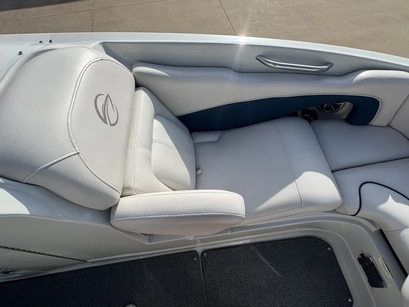 Slide: The Image of Crownline Boats Eclipse E4 2014 - 17