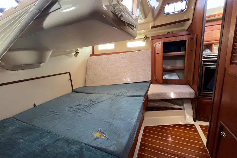 Slide: The Image of 1995 Hunter Legend 37.5 yacht interior with cozy cabin and wooden furnishings. - 26