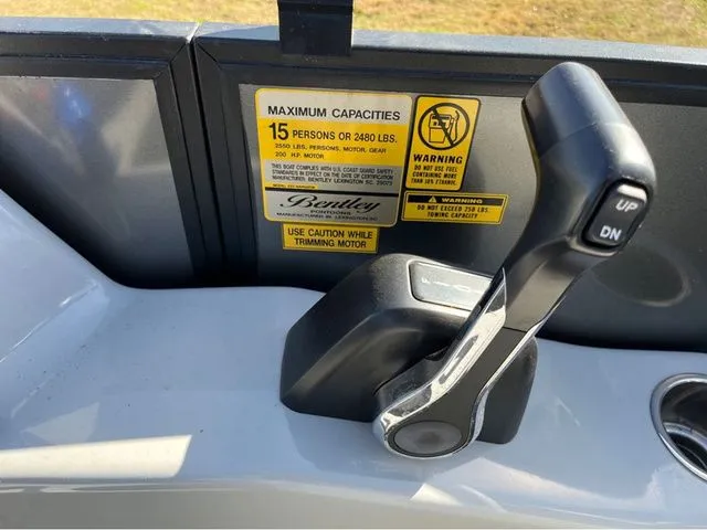 Slide: The Image of Bentley Pontoons 223 NAVIGATOR 2021 - 12