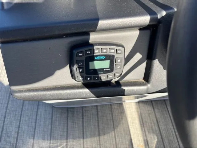 Slide: The Image of Bentley Pontoons 223 NAVIGATOR 2021 - 13