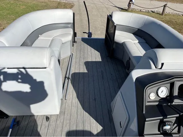 Slide: The Image of Bentley Pontoons 223 NAVIGATOR 2021 - 8