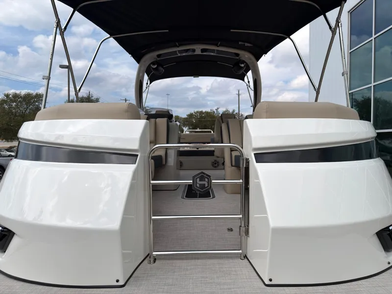 Slide: The Image of Harris Grand Mariner 230 2026 - 10