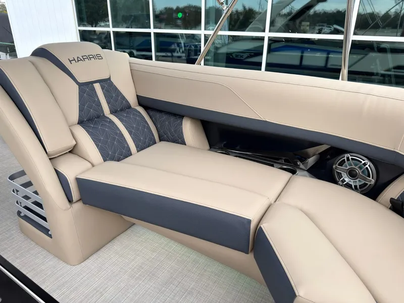 Slide: The Image of Harris Grand Mariner 230 2026 - 12