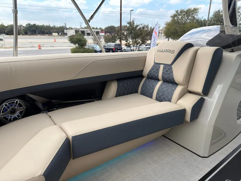 Slide: The Image of Harris Grand Mariner 230 2026 - 13