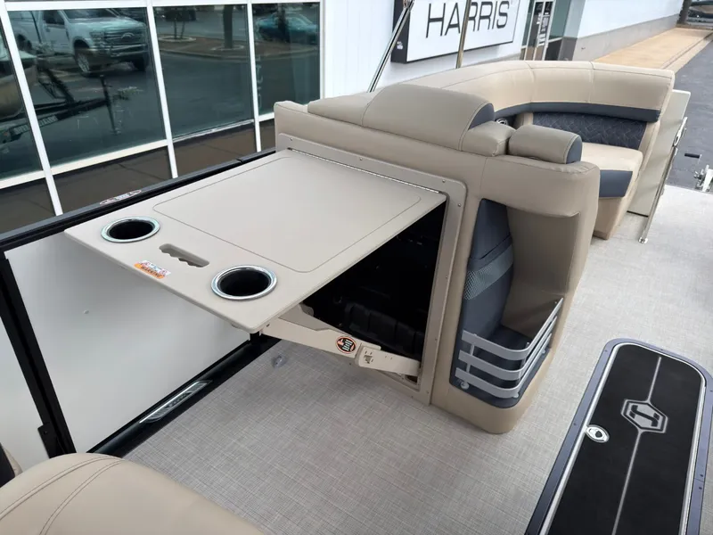 Slide: The Image of Harris Grand Mariner 230 2026 - 16