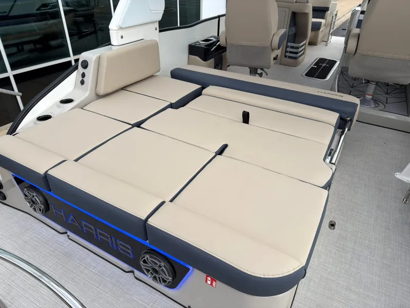 Slide: The Image of Harris Grand Mariner 230 2026 - 29