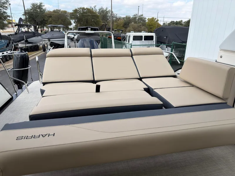 Slide: The Image of Harris Grand Mariner 230 2026 - 31