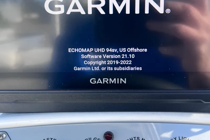 Slide: The Image of Garmin ECHOMAP UHD 94sv display on Tahoe 450 TS, software version 21.10. - 37