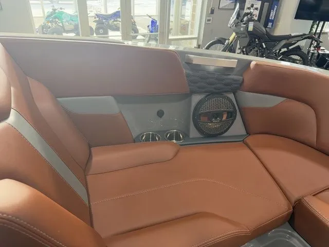 Slide: The Image of MasterCraft XT22 2025 - 30