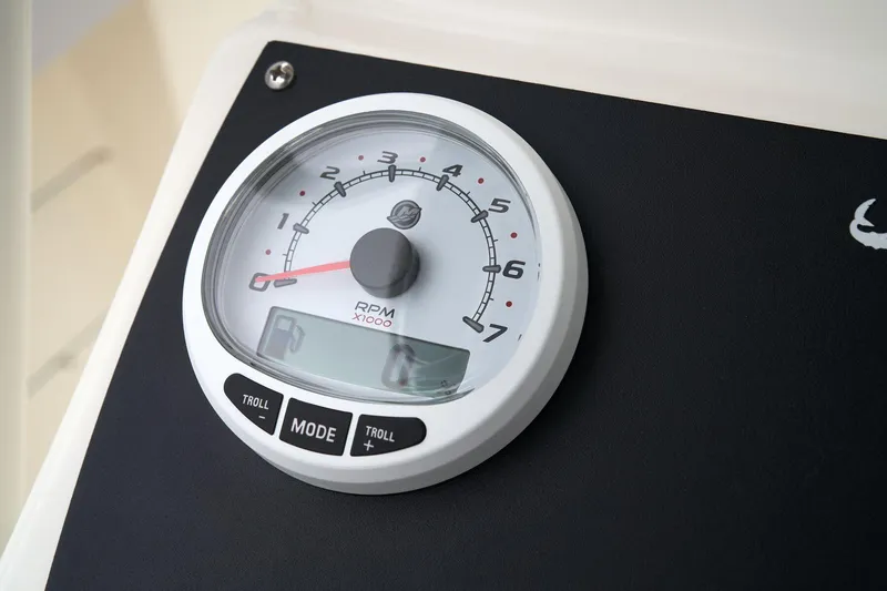 Slide: The Image of Mako 214 Center Console 2026 - 32