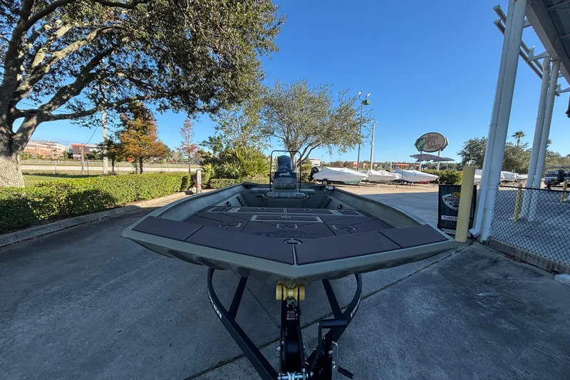 The Image of 2026 Tracker Grizzly 2072 CC boat displayed outdoors near Bass Pro Shops. - 0