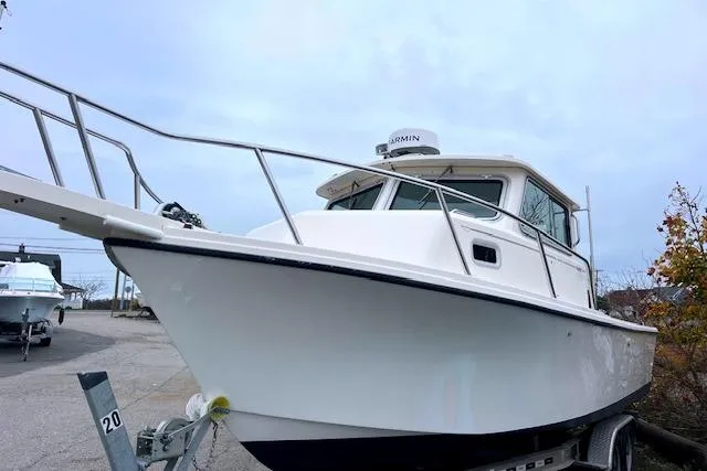 Slide: The Image of 2005 Parker 2520 Modified Vee Sport Cabin boat on trailer, side view. - 2