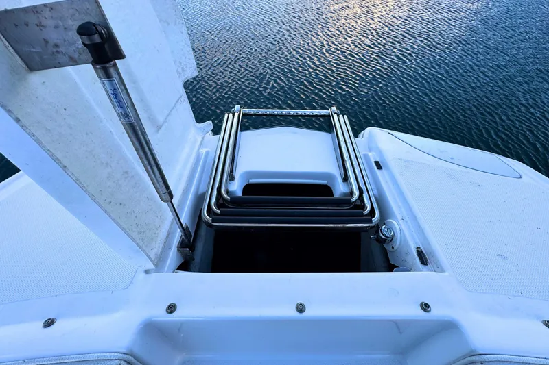 Slide: The Image of 2019 Cobalt 25SC boat with a folded swim ladder on the deck. - 34