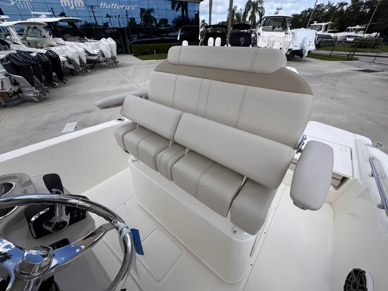 Slide: The Image of Boston Whaler 220 Dauntless 2026 - 10