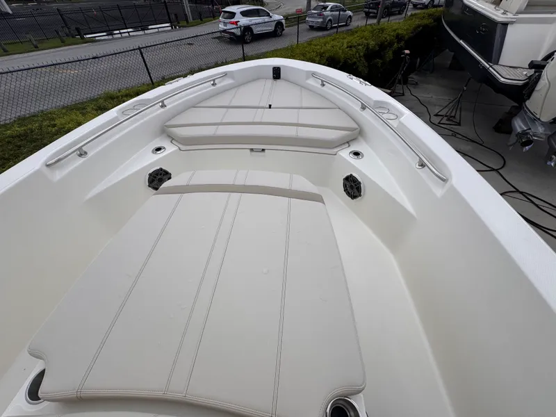 Slide: The Image of Boston Whaler 220 Dauntless 2026 - 11