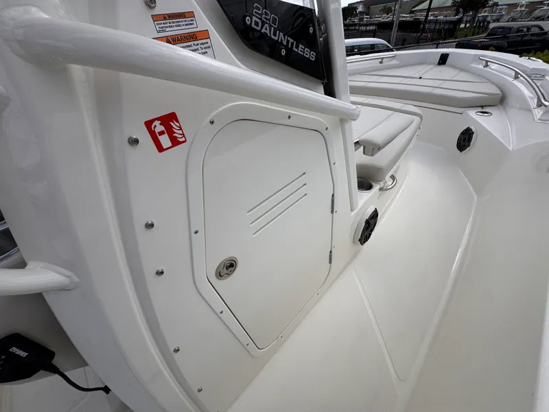 Slide: The Image of Boston Whaler 220 Dauntless 2026 - 12