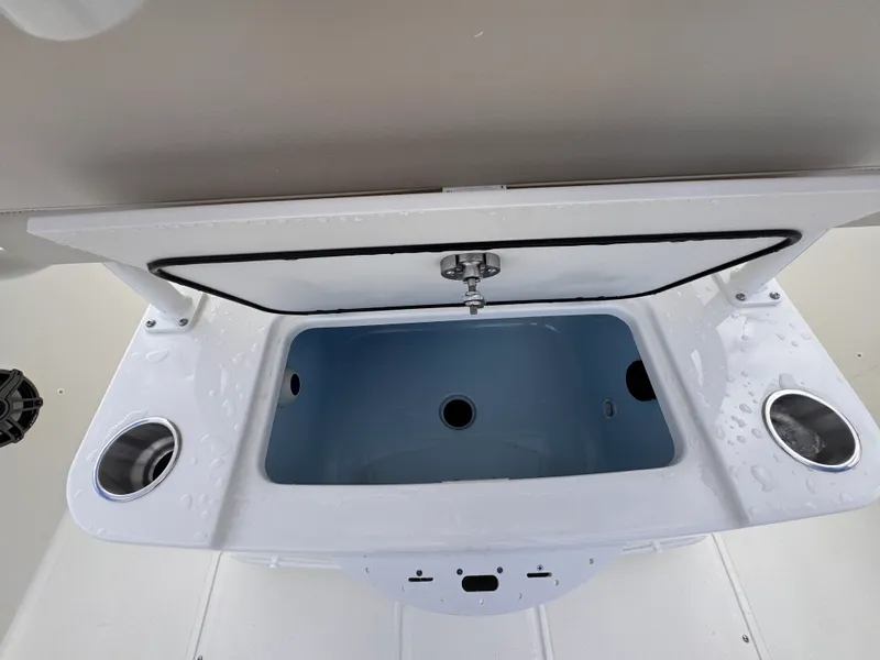 Slide: The Image of Boston Whaler 220 Dauntless 2026 - 15