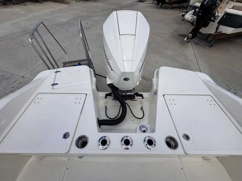 Slide: The Image of Boston Whaler 220 Dauntless 2026 - 5