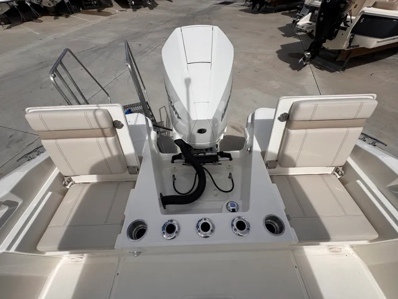 Slide: The Image of Boston Whaler 220 Dauntless 2026 - 6
