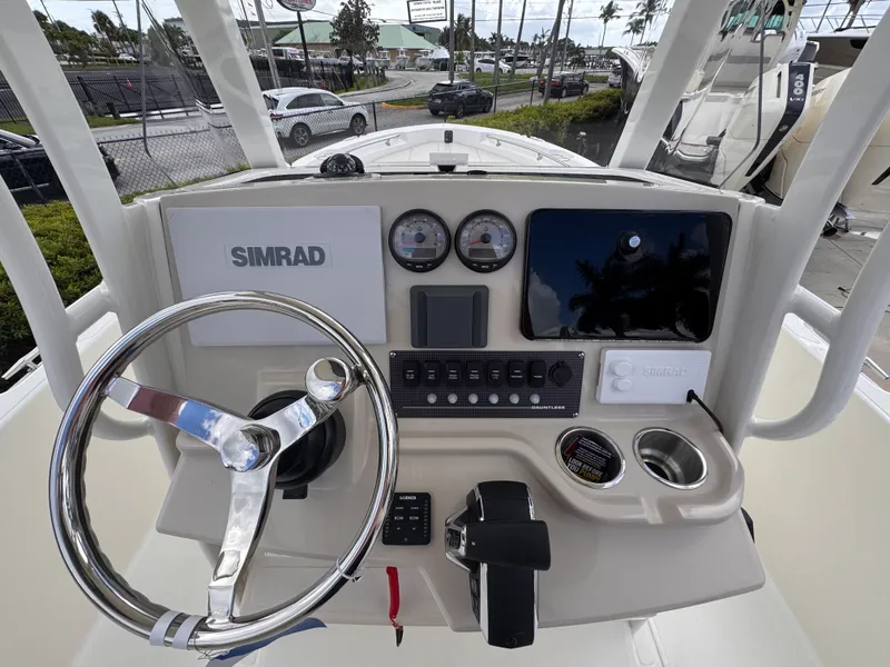 Slide: The Image of Boston Whaler 220 Dauntless 2026 - 7