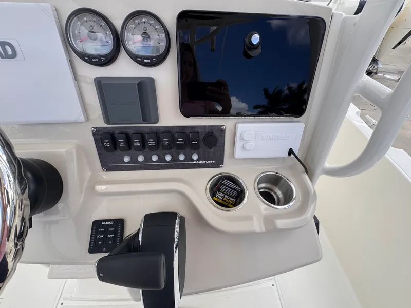 Slide: The Image of Boston Whaler 220 Dauntless 2026 - 8