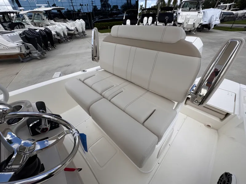 Slide: The Image of Boston Whaler 220 Dauntless 2026 - 9