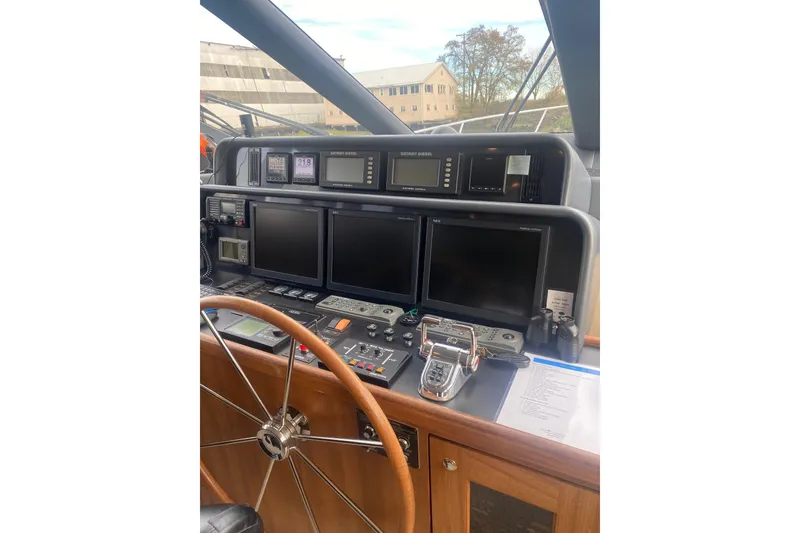 Slide: The Image of 2005 Pacific Mariner 65 Diamond yacht helm with modern navigation controls. - 4