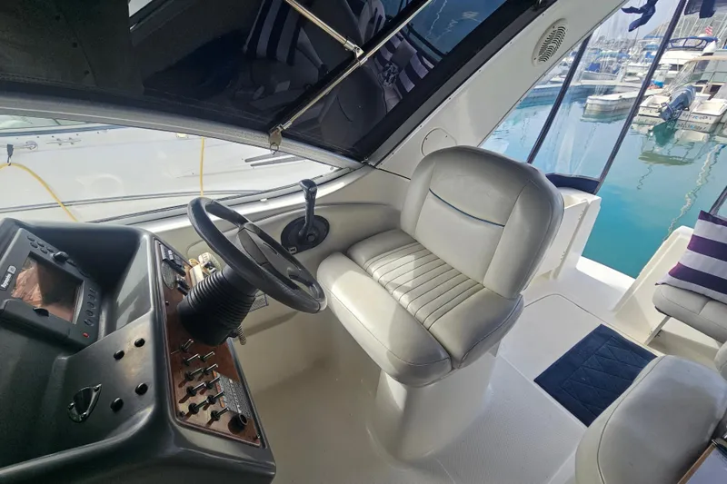 Slide: The Image of 2005 Bayliner 2855 Ciera helm with steering wheel and control panel, docked at marina. - 18