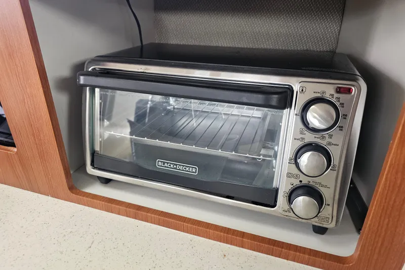 Slide: The Image of Black+Decker toaster oven in a 2005 Bayliner 2855 Ciera boat kitchen. - 29
